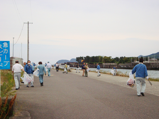 尾鷲市「中川河口」で清掃活動を実施しました