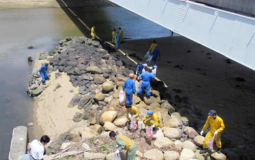 「海蔵川」清掃活動の様子1