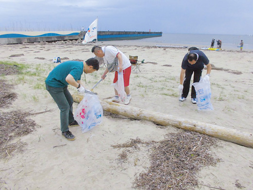 岩田川および阿漕海岸の清掃活動の様子