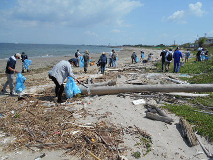 常滑市・鬼崎海岸清掃ボランティア活動を実施の様子1