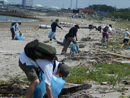常滑市・鬼崎海岸清掃ボランティア活動を実施の様子2