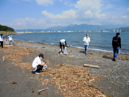 三保真崎海岸の清掃活動に参加の様子