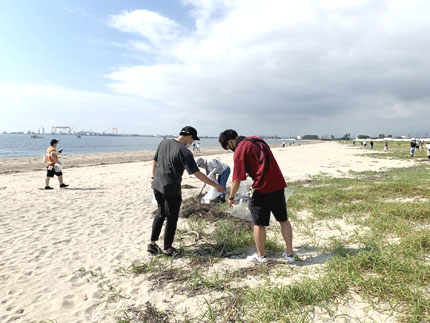 津市「岩田川付近と海岸清掃」のボランティア活動に参加の様子