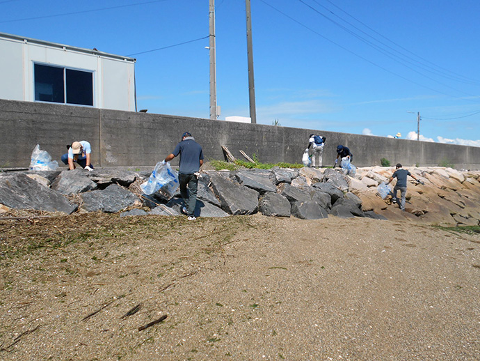 渥美半島・田原市小中山地区海岸のボランティア清掃活動の様子