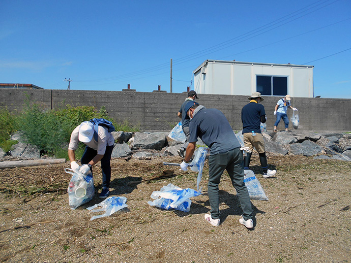 渥美半島・田原市小中山地区海岸のボランティア清掃活動の様子
