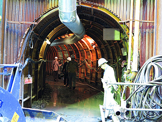 取水槽連絡トンネルとの接続工事の様子　2012年4月18日