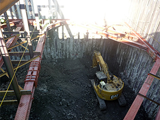 新設ポンプ室の掘削をおこなっています。写真は3号機の2次掘削（深さ約5m～12m）の様子です。