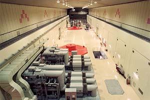 奥美濃水力発電所発電機室の写真