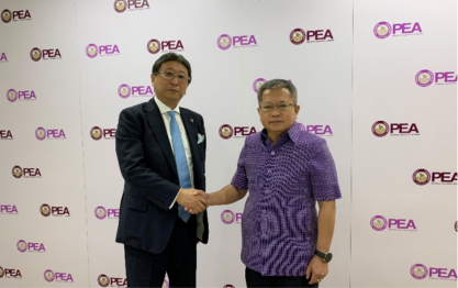right：PEA, Mr. Supachai EK-UN, Governor left：CHUBU, Mr. Hiroki Sato, CEO of Global Business Division