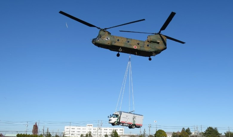 陸上自衛隊と連携した発電機車のヘリ懸吊訓練