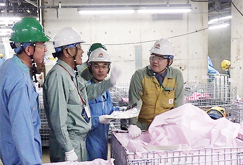 浜岡原子力発電所での現場検討の様子（写真右が宮崎）