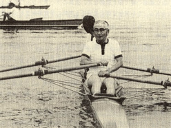ボートを漕ぐ田中会長の写真