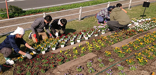 東山動植物園正門前の花壇づくりをおこないました