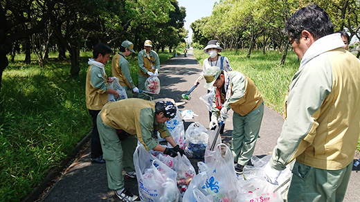 半田市「潮風の丘緑地」の清掃活動をしました