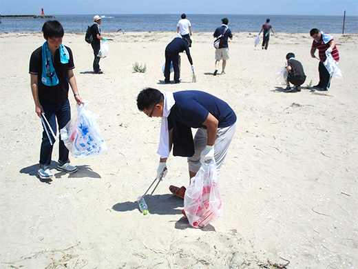 津市「岩田川および阿漕海岸」の清掃活動に参加しました