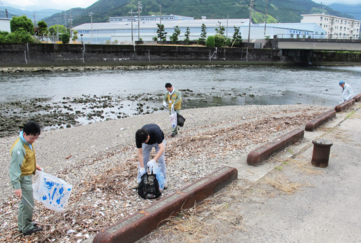 尾鷲市「中川河口左岸」の清掃活動をしました