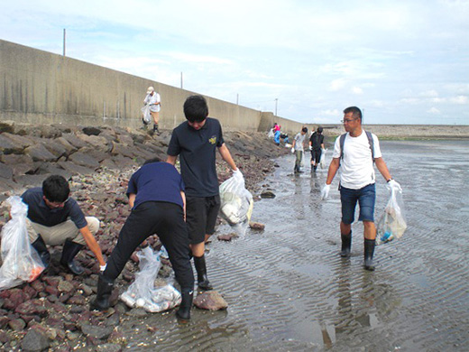 西尾市・衣崎海岸（一色干潟）清掃活動と干潟の生き物観察を実施しました