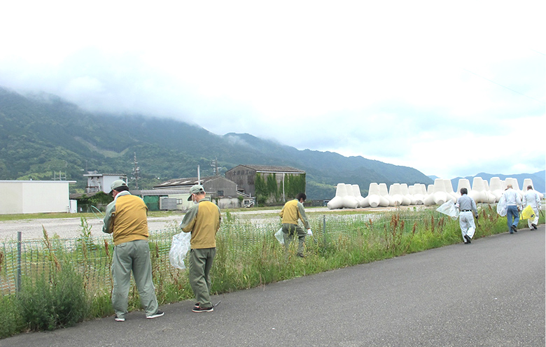 「尾鷲市中川河口左岸の清掃活動」を実施しました