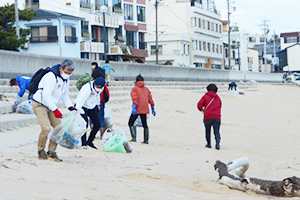 篠島で海岸清掃活動とプラスチック廃棄物に係る意見交換会を実施しました