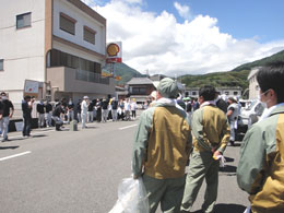 「尾鷲港岸壁一斉清掃活動」に参加しました