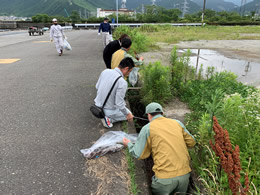 「尾鷲市中川河口左岸の清掃活動」を実施しました