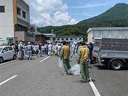 「尾鷲港岸壁一斉清掃活動」に参加しました