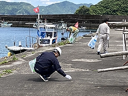 「尾鷲市大曽根漁港岸壁の清掃活動」を実施しました