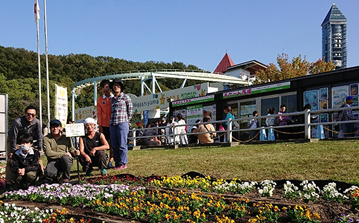 東山動植物園正門前の花壇づくりの様子3