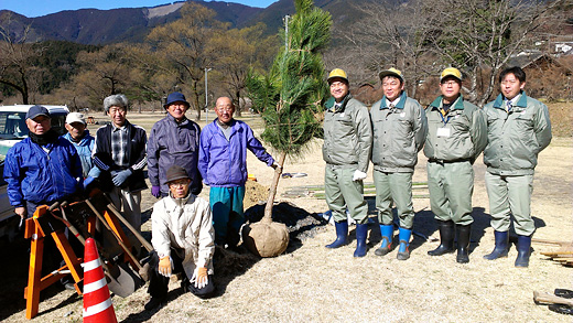 「くのわき親水公園キャンプ場」での植樹活動の様子　その2