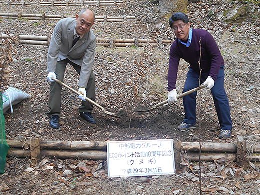 代表植樹をする岐阜市安田農林部長と中部電力　橋本環境・立地部長（向かって右）