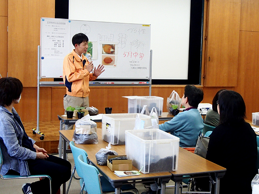 女性モニター「緑のカーテンの上手な作り方教室」の様子