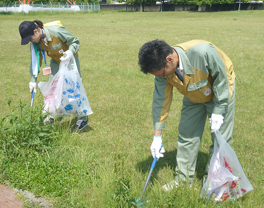 「亀崎海浜緑地公園」での清掃活動の様子1