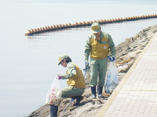「亀崎海浜緑地公園」での清掃活動の様子2
