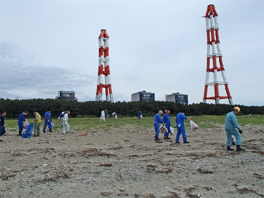 田原市「西の浜海岸」での清掃活動の様子1