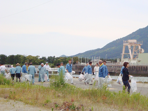 尾鷲市「中川河口」での清掃活動の様子2