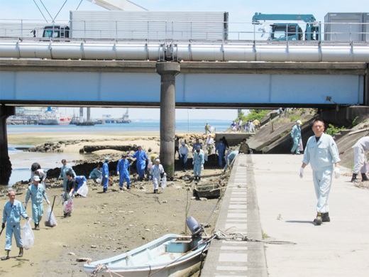 四日市市「海蔵川」での清掃活動の様子2