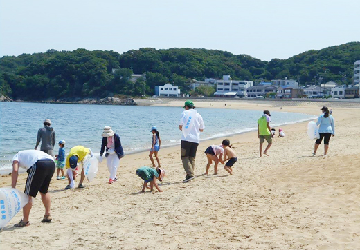 南知多町「篠島サンサンビーチ」での海岸清掃の様子2