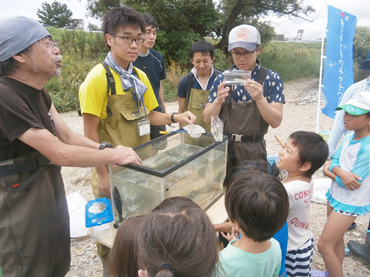 捕った魚を観察する子どもの様子2