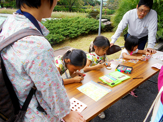 間伐材ペンダントづくりの様子