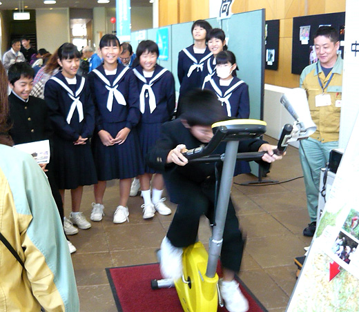 自転車発電機体験の様子