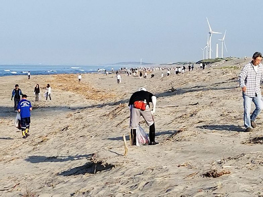 掛川市「千浜海岸」の清掃活動の様子1