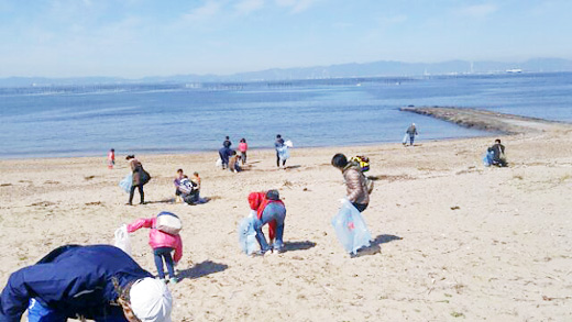 海岸清掃の様子