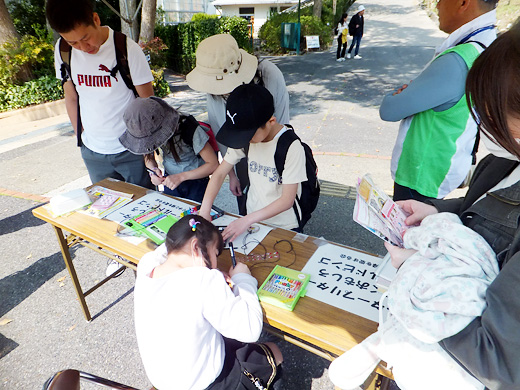 間伐材ペンダント作りの様子