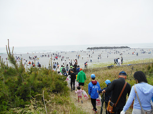 中田島砂丘での海岸清掃活動の様子3