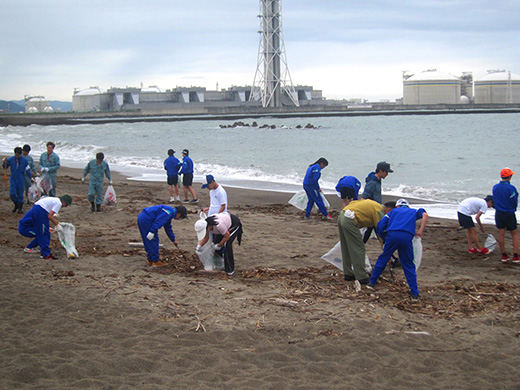 上越市「西ヶ窪浜」清掃活動の様子1