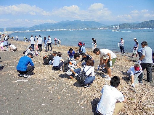 「三保真崎海岸」の清掃活動の様子