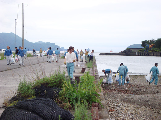 「中川河口左岸」の清掃活動の様子