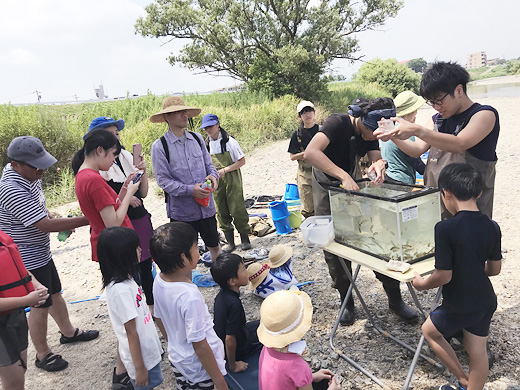 捕獲した魚の名前や特徴の説明をうける様子