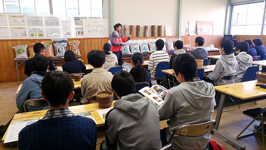 地元の高校生に「森の町内会」活動を紹介する様子2