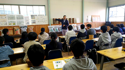 地元の高校生に「森の町内会」活動を紹介する様子3